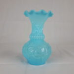 Antike französische Opalglas Vase Biedermeier Pressglas hellblau